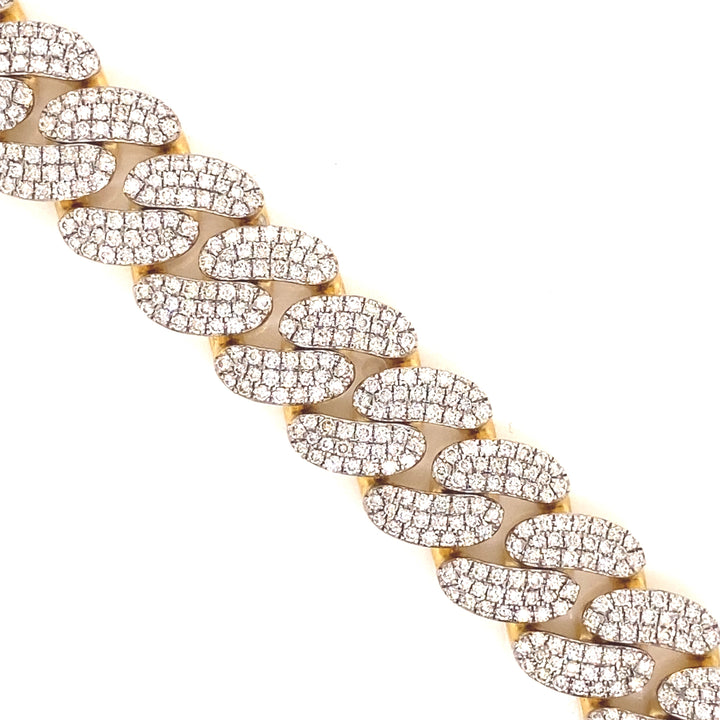 A closer look at this chain is finely detailed with earth-mined diamonds. 