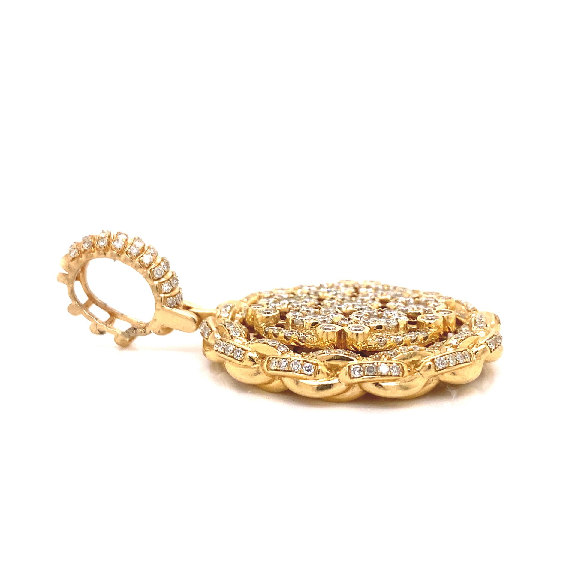 Rope pendant with white round-cut diamond stones. 