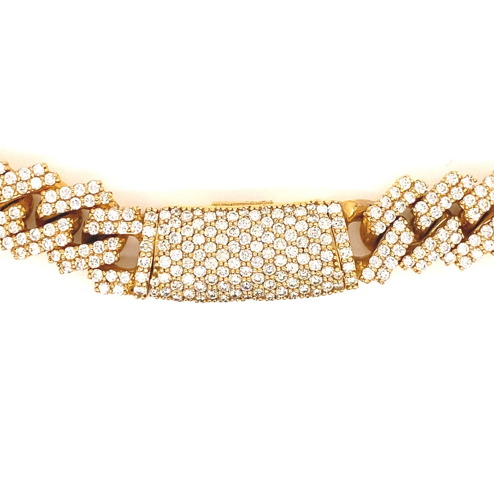 The secure lock featured on this diamond Cuban link chain is detailed with white diamonds and based on solid gold. 